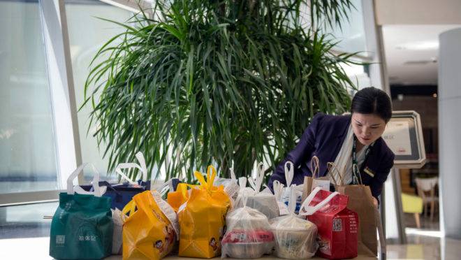 Várias embalagens para entrega na mesa de um escritório em Pequim, na China.