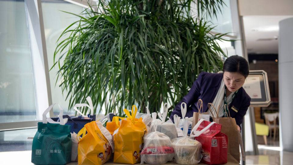 Várias embalagens para entrega na mesa de um escritório em Pequim, na China.