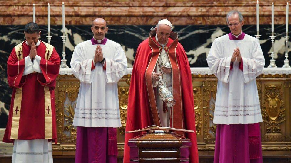 Papa Francisco durante o funeral do cardeal Elio Sgreccia, ex-presidente da Pontifícia Academia para a Vida.