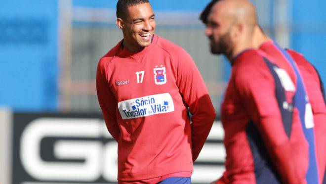 Jenison durante treino do Paraná Clube