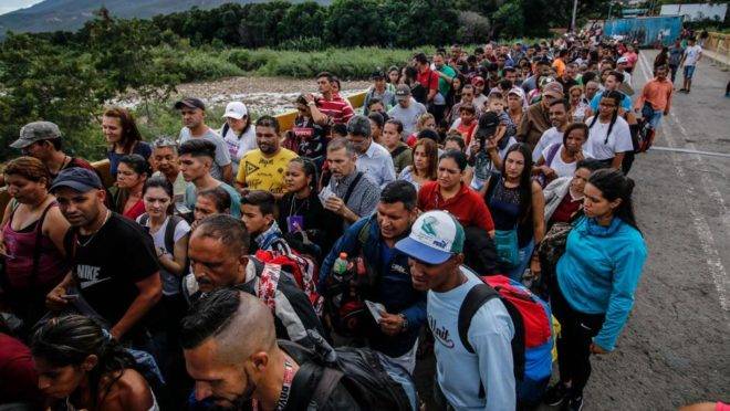 Pessoas fazem fila para atravessar a Ponte Internacional Simon Bolivar de San Antonio del Tachira, na Venezuela, para Cucuta, na Colômbia, em 9 de junho. A reabertura parcial das pontes na fronteira com a Colômbia trouxe um pouco de alívio aos Venezuelanos. Milhares atravessaram para comprar alimentos ou buscar assistência médica