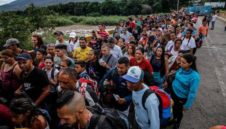 Pessoas fazem fila para atravessar a Ponte Internacional Simon Bolivar de San Antonio del Tachira, na Venezuela, para Cucuta, na Colômbia, em 9 de junho. A reabertura parcial das pontes na fronteira com a Colômbia trouxe um pouco de alívio aos Venezuelanos. Milhares atravessaram para comprar alimentos ou buscar assistência médica