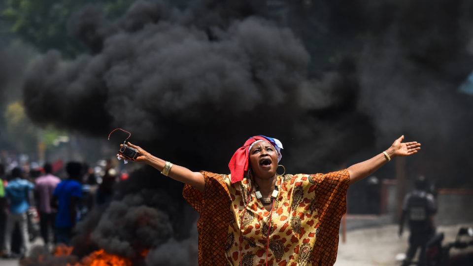 Manifestante durante protesto contra o governo haitiano em Porto Príncipe