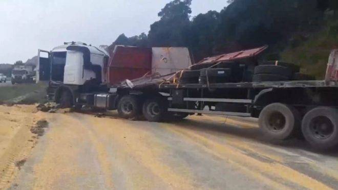 Pneus amarrados em caminhão tombado