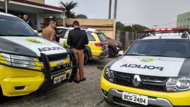Diversas viaturas da PM atenderam a ocorrência do falso policial no banco de Quatro Barras.