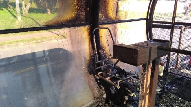 Estação-tubo Vila São Pedro em Curitiba incendiada.