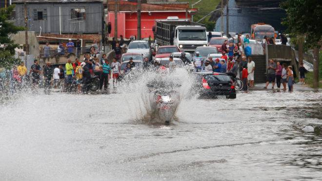 Rua alagada em Curitiba