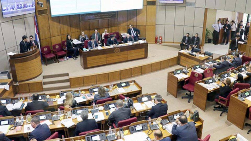 Sessão do Senado paraguaio que rejeitou aumento de impostos ao cigarro: justificativa é de que tema voltará à pauta nas discussões sobre novo marco tributário no país. | Divulgação/Congreso Nacional (Paraguay)