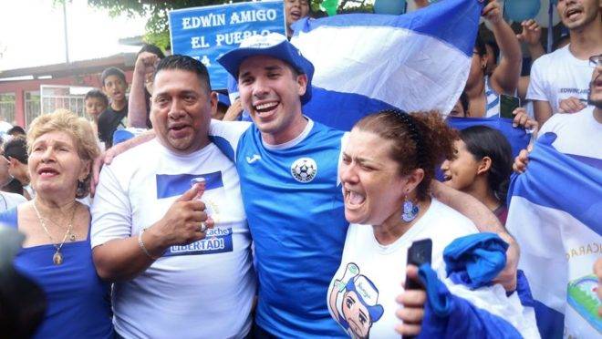 Edwin Carcache (ao centro) comemora com os seus pais após ser libertado da prisão, em Manágua, Nicarágua, 11 de junho. Um grupo de prisioneiros políticos de oposição ao regime do ditador Daniel Ortega foi liberado após a aprovação de uma controversa lei de anistia