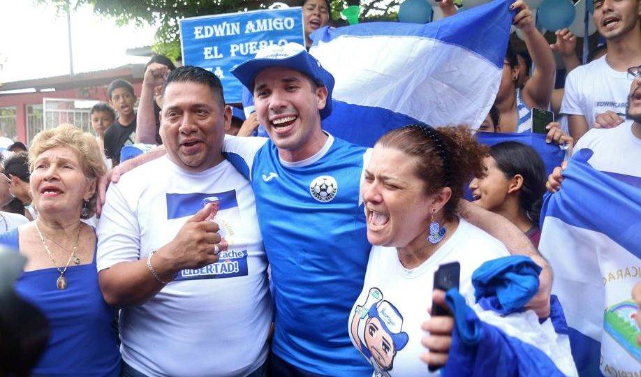 Edwin Carcache (ao centro) comemora com os seus pais após ser libertado da prisão, em Manágua, Nicarágua, 11 de junho. Um grupo de prisioneiros políticos de oposição ao regime do ditador Daniel Ortega foi liberado após a aprovação de uma controversa lei de anistia