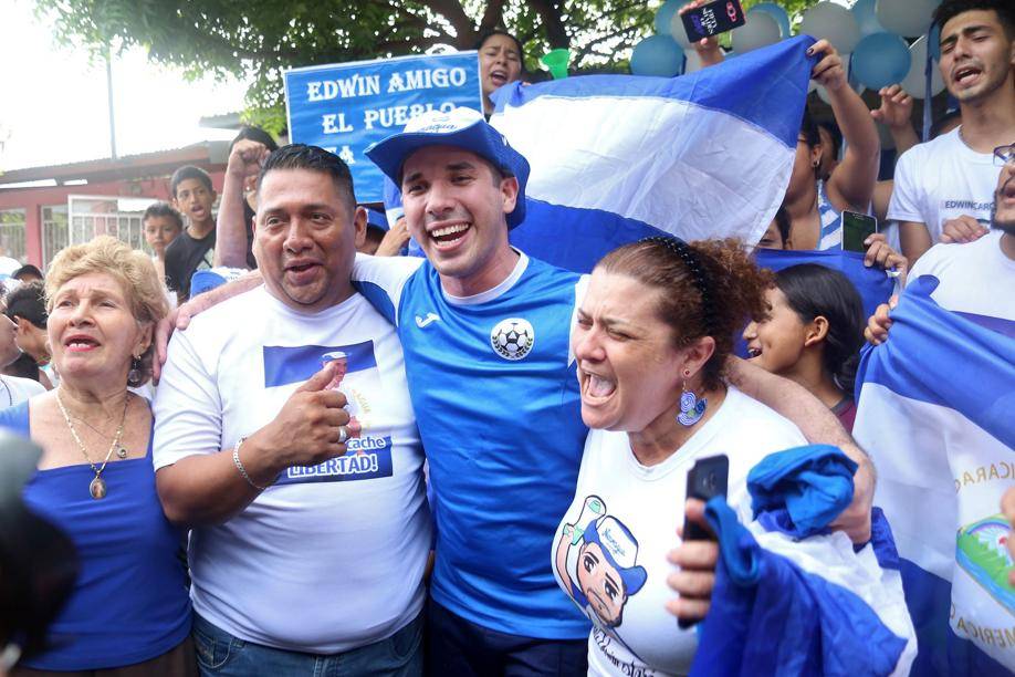 Edwin Carcache (ao centro) comemora com os seus pais após ser libertado da prisão, em Manágua, Nicarágua, 11 de junho. Um grupo de prisioneiros políticos de oposição ao regime do ditador Daniel Ortega foi liberado após a aprovação de uma controversa lei de anistia