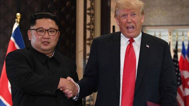 O ditador norte-coreano, Kim Jong-un, e o presidente dos EUA, Donald Trump, se cumprimentam durante o histórico primeiro encontro entre líderes dos dois países, em 12 de junho de 2018, em Cingapura