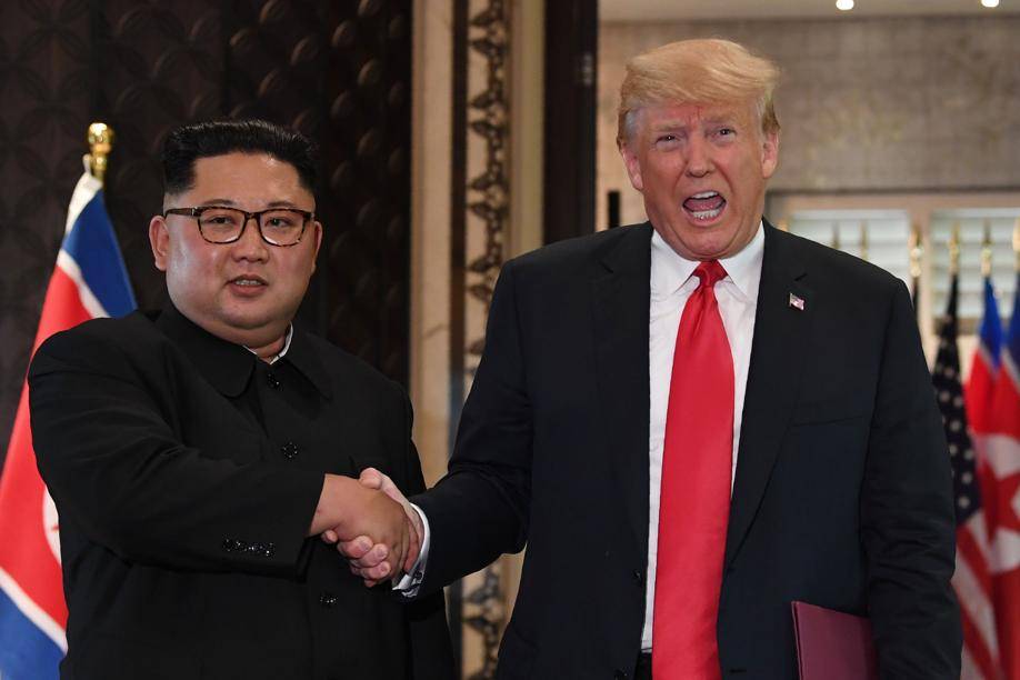 O ditador norte-coreano, Kim Jong-un, e o presidente dos EUA, Donald Trump, se cumprimentam durante o histórico primeiro encontro entre líderes dos dois países, em 12 de junho de 2018, em Cingapura