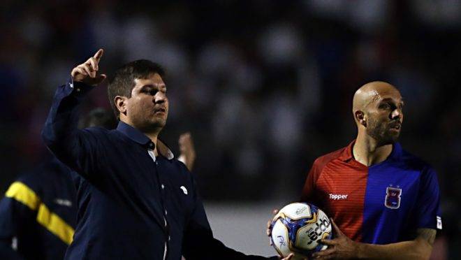 Técnico Matheus Costa, do Paraná, no jogo com o Operário. Foto: Albari Rosa/Gazeta do Povo