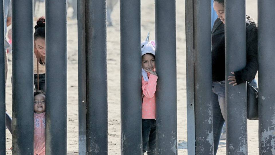 Imigrantes na fronteira do México com os EUA, em San Ysidro, Califórnia