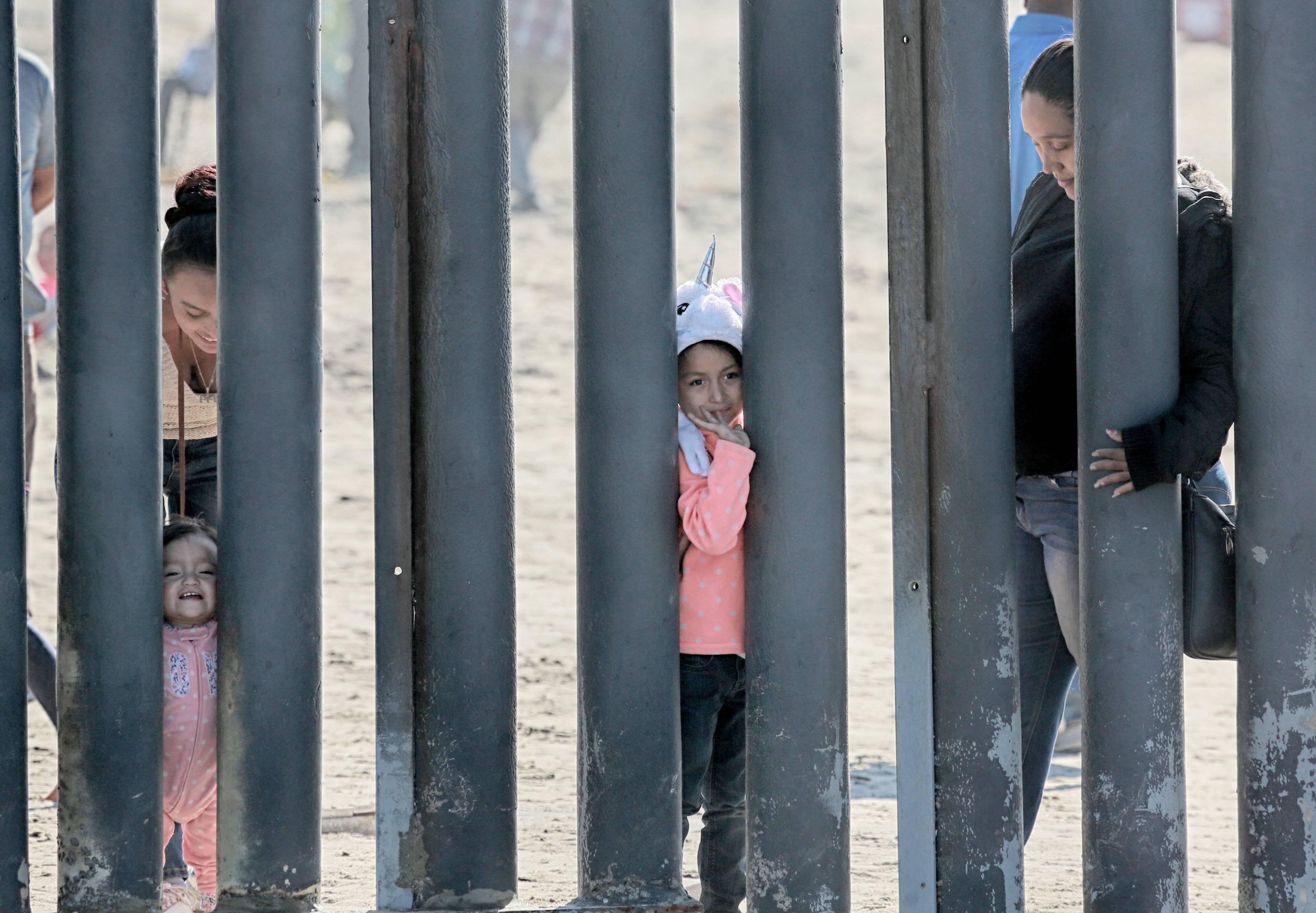 Imigrantes na fronteira do México com os EUA, em San Ysidro, Califórnia