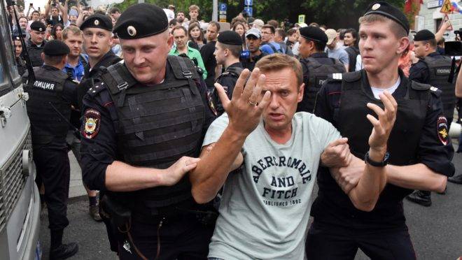 Policiais russos detêm o líder da oposição, Alexei Navalny, durante um protesto pela punição dos policiais envolvidos na prisão do jornalista Ivan Golunov