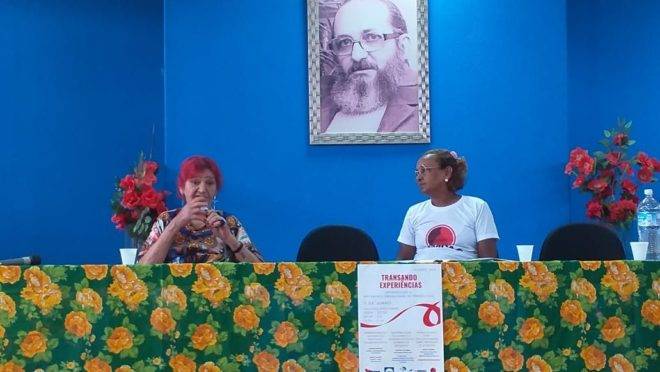 À esquerda, Lourdes Barreto, 77 anos, fundadora da Rede Brasileira de Prostitutas. À direita, Amélia Garcia, policial militar aposentada e integrante do Grupo de Mulheres Prostitutas do Pará. Imagem: Gazeta do Povo.