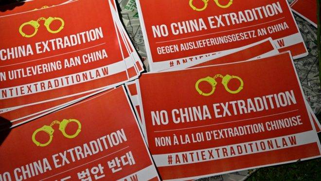 Cartazes contra a nova lei de extradição de Hong Kong.