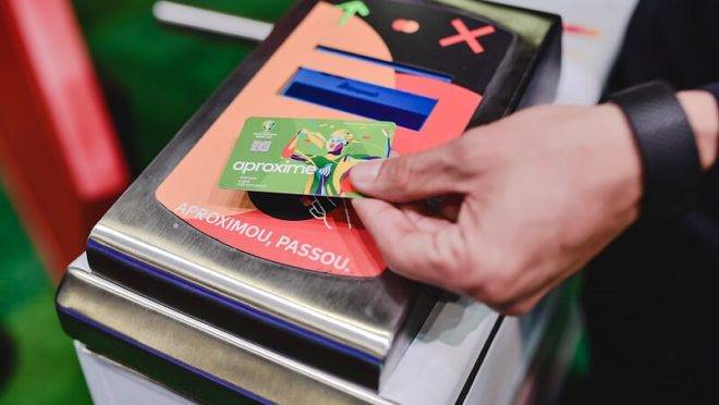 Transação por aproximação do cartão da catraca desenvolvida pela Mastercard para a Copa América.