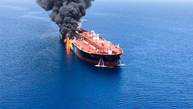 Incêndio em navio petroleiro atacado nas águas do Golfo de Omã