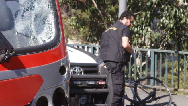 Perito retira a bicicleta após acidente com biarticulado no bairro Cristo Rei.