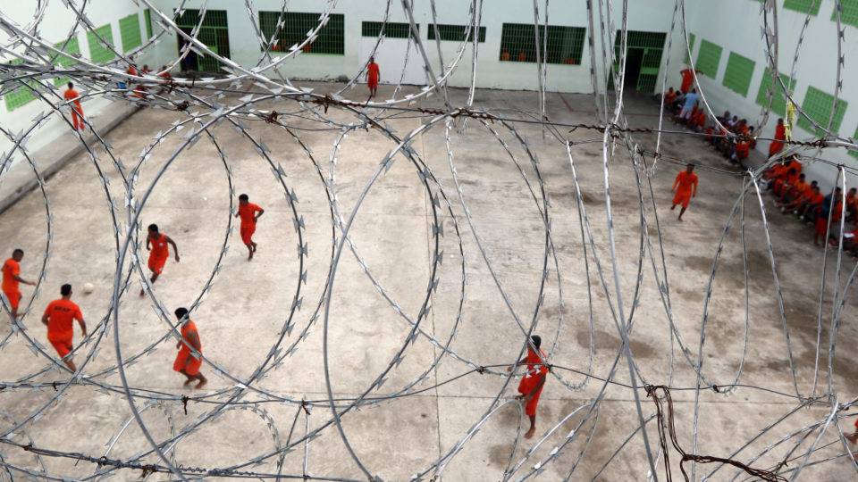 A privatização chega aos presídios. O que esse modelo tem a oferecer? Banho de sol em presídio privado.
