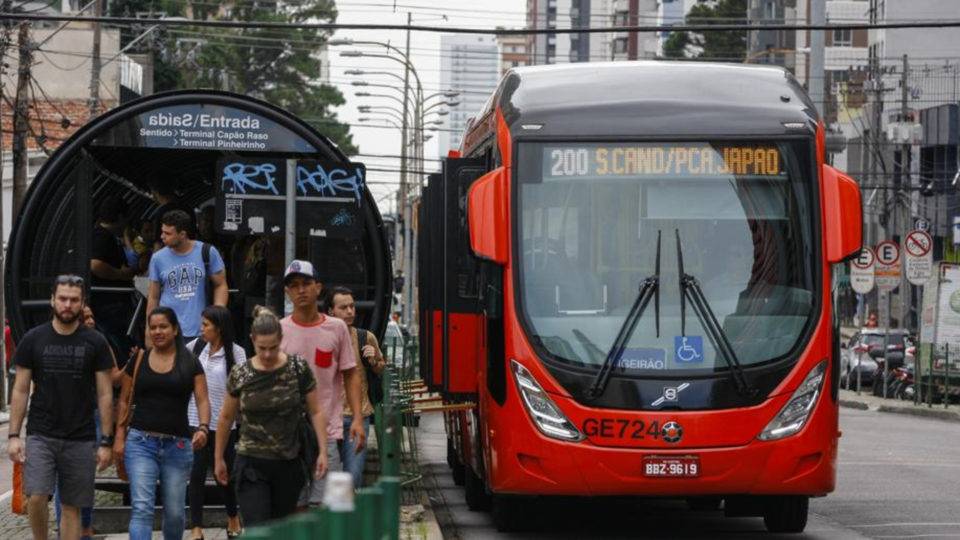 Passagem de ônibus em Curitiba fica em R$ 4,50 até fevereiro de 2020 Passagem de ônibus em Curitiba fica em R$ 4,50 até fevereiro de 2020