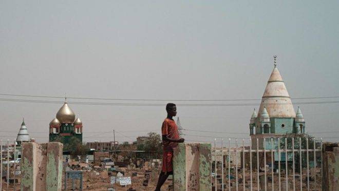 Homem em um cemitério em Omdurman, cidade vizinha à Cartum, capital do Sudão, 13 de junho