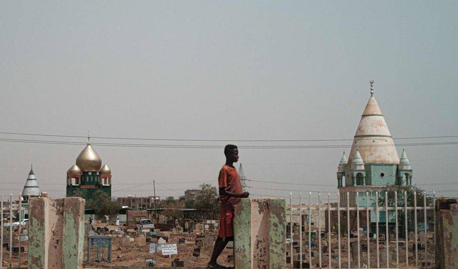 Os interessados no banho de sangue no Sudão Homem em um cemitério em Omdurman, cidade vizinha à Cartum, capital do Sudão, 13 de junho