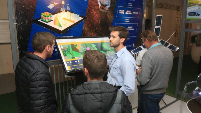 Participantes da Digital Agro observam tecnologias digitais para agricultura em stand da feira, que ocorreu de 11 a 13 de junho em Carambeí (PR).