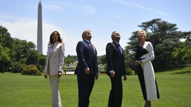 A primeira-dama dos EUA, Melania Trump; o presidente dos EUA, Donald Trump; o presidente da Polônia, Andrzej Duda e sua esposa Agata Kornhäuser observam caças F-35 que sobrevoam a Casa Branca, em 12 de junho, em Washington D.C. O presidente Trump anunciou durante o encontro que a Polônia estava encomendando mais 30 caças de combate F-35