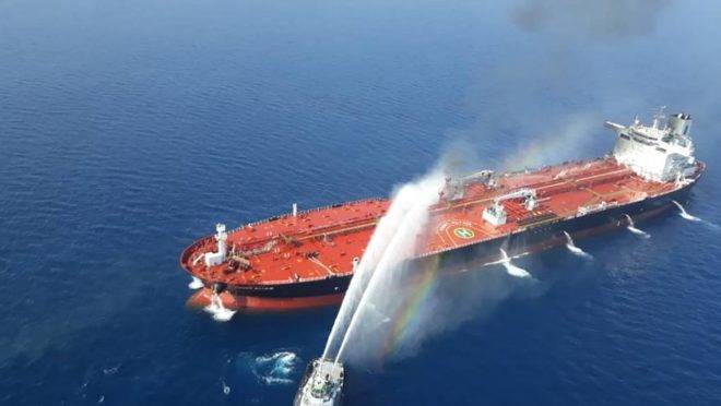 Foto da agência iraniana de notícias Tasnim mostra um navio da marinha iraniana tentando controlar o incêncio do petroleiro norueguês Front Altair, alvo se um suposto ataque nas águas do Golfo de Omã, 13 de junho