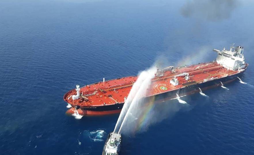 Foto da agência iraniana de notícias Tasnim mostra um navio da marinha iraniana tentando controlar o incêncio do petroleiro norueguês Front Altair, alvo se um suposto ataque nas águas do Golfo de Omã, 13 de junho