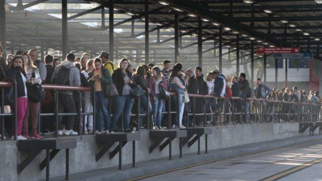 Fila no Terminal Santa Cândida por causa da paralisação dos ônibus nesta sexta-feira.