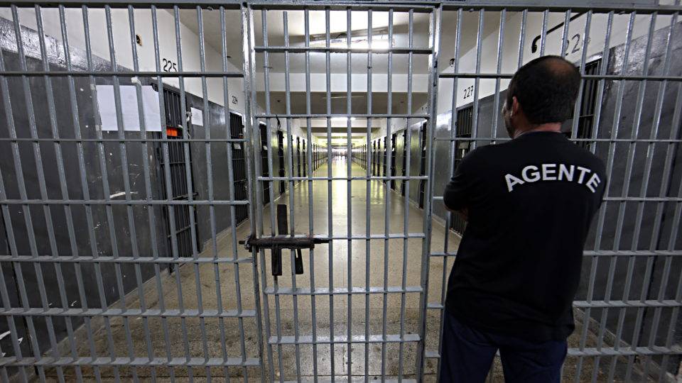 Agente dentro de presídio no Paraná.