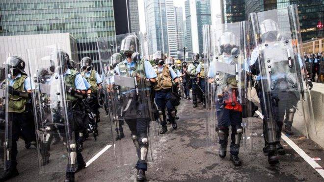 Polícia de choque em uma rua perto do Conselho Legislativo em Hong Kong em 12 de junho