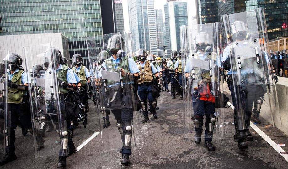 Hong Kong terá novos protestos no domingo. Entenda as causas das manifestações Polícia de choque em uma rua perto do Conselho Legislativo em Hong Kong em 12 de junho
