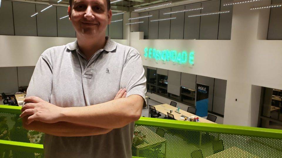 A startup que monitora os projetos legislativos que podem afetar seu negócio O CEO da InteliGov, startup residente do Cubo Itaú, Raphael Caldas.