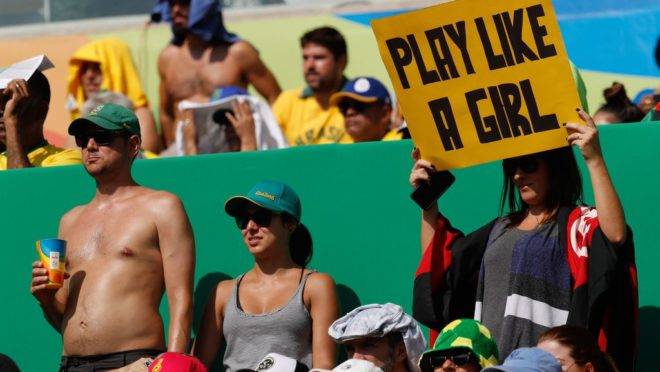 Rio de Janeiro - Torcedores no Maracanã assistem à partida entre Brasil e Suécia pela semifinal do futebol feminino nas Olimpíadas. O Brasil perdeu nos pênaltis