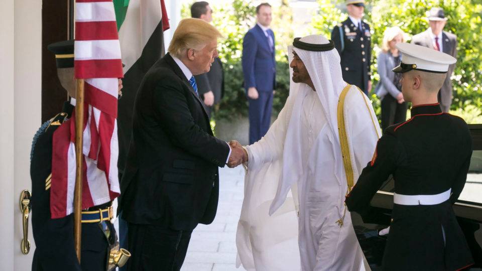 O presidente dos Estados Unidos, Donald Trump, recepciona o príncipe Mohammed bin Zayed, o governante de fato dos Emirados Árabes Unidos, na Casa Branca, em Washington, em 15 de maio de 2017. O príncipe Mohammed fez crescer o poder dos Emirados Árabes Unidos seguindo a liderança dos EUA. Agora ele tem uma agenda própria cada vez mais belicosa; e Trump parece estar seguindo.