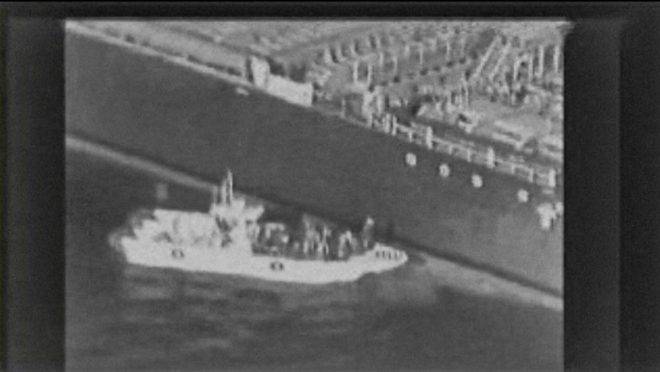 Imagem do vídeo que, segundo o Comando Central dos Estados Unidos, mostra um barco de patrulha iraniano se aproximando do navio petroleiro japonês Kokuka Courageous para supostamente remover uma mina não detonada do casco do navio