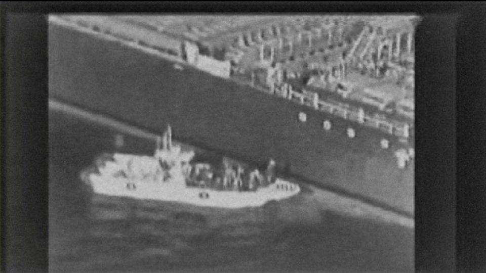 Imagem do vídeo que, segundo o Comando Central dos Estados Unidos, mostra um barco de patrulha iraniano se aproximando do navio petroleiro japonês Kokuka Courageous para supostamente remover uma mina não detonada do casco do navio
