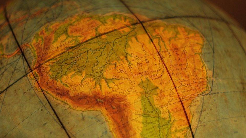 América do Sul com o Brasil em destaque em imagem do globo terrestre