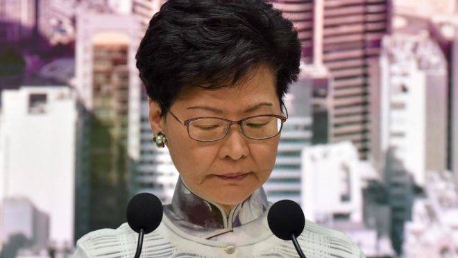 A chefe do Executivo de Hong Kong, Carrie Lam, em entrevista coletiva na sede do governo, 15 de junho. Lam anunciou a suspensão por tempo indeterminado da proposta de lei de extradição que levou a protestos em massa