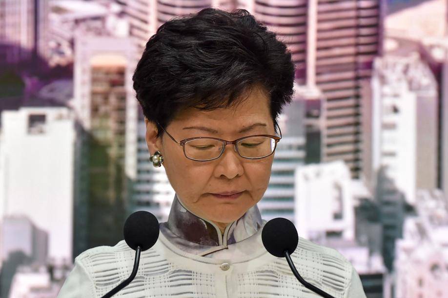 A chefe do Executivo de Hong Kong, Carrie Lam, em entrevista coletiva na sede do governo, 15 de junho. Lam anunciou a suspensão por tempo indeterminado da proposta de lei de extradição que levou a protestos em massa