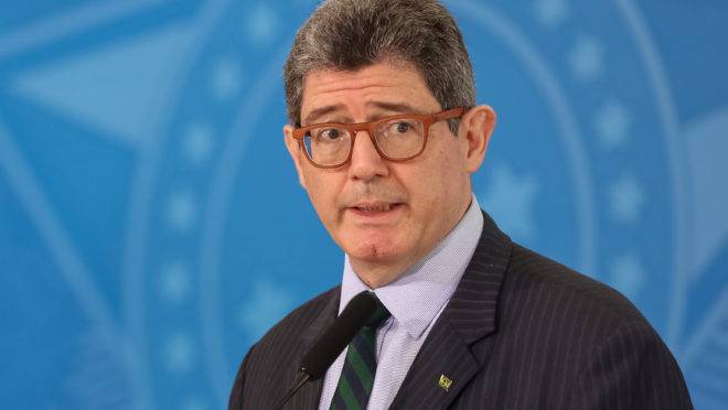 Joaquim Levy confirmou o pedido de demissão neste domingo (16) após receber duras críticas de Bolsonaro.
