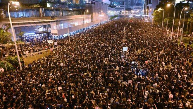Milhares de manifestantes tomaram as ruas de Hong Kong neste domingo (16).