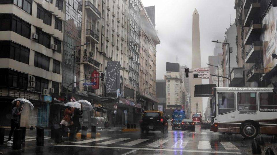 Carros circulam por ruas com semáforos apagados na Avenida 9 de Julio em Buenos Aires, durante apagão que atinge Argentina e Uruguai, 16 de junho