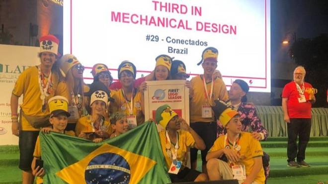 Alunos da Escola Municipal Durival Britto e Silva conquistaram o bronze na categoria de Design do Robô no torneio da Lego no Líbano.
